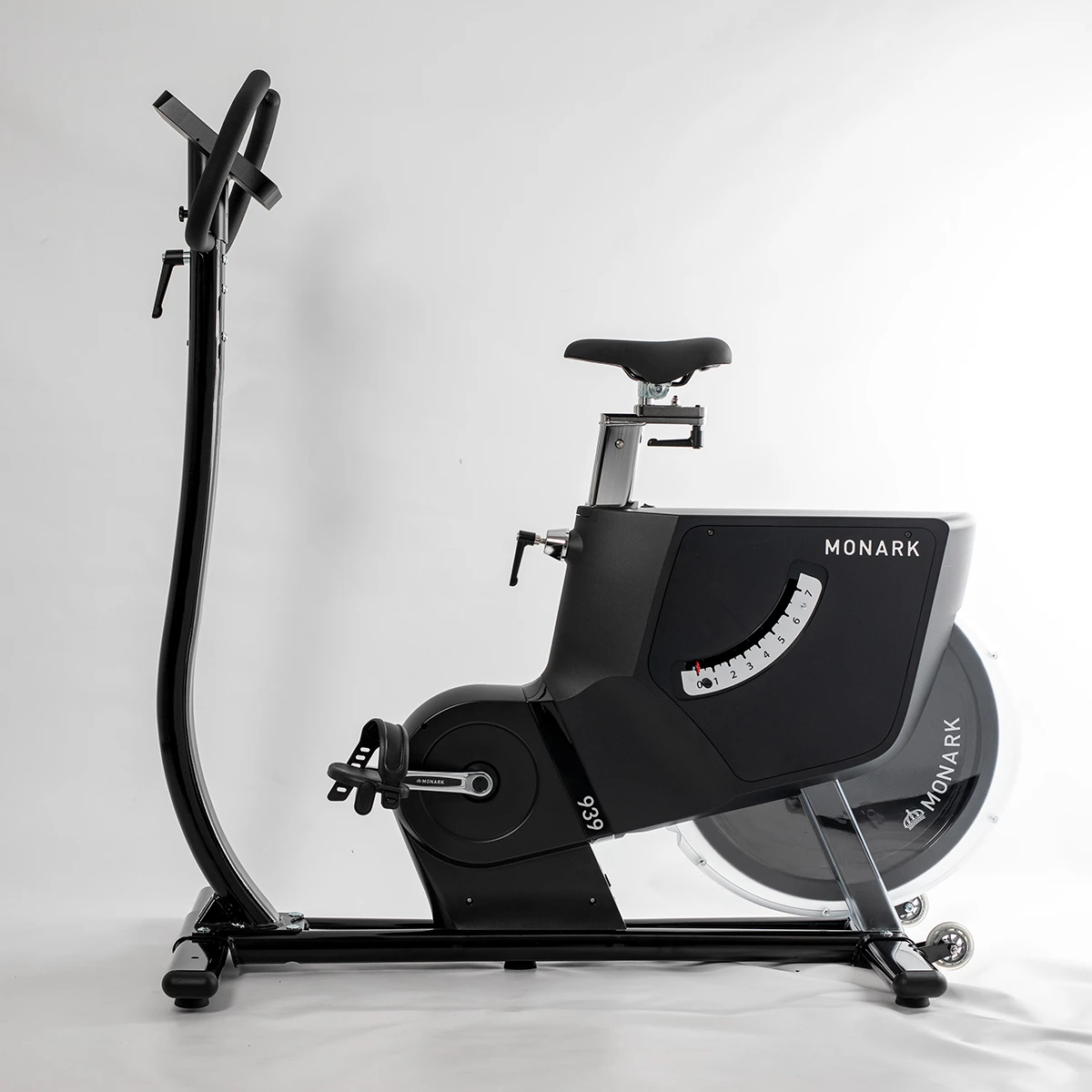 Monark_939_Side_Studio